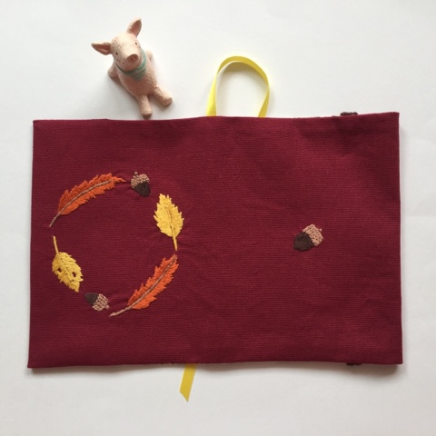 ☆落葉とドングリ刺繍のブックカバー☆