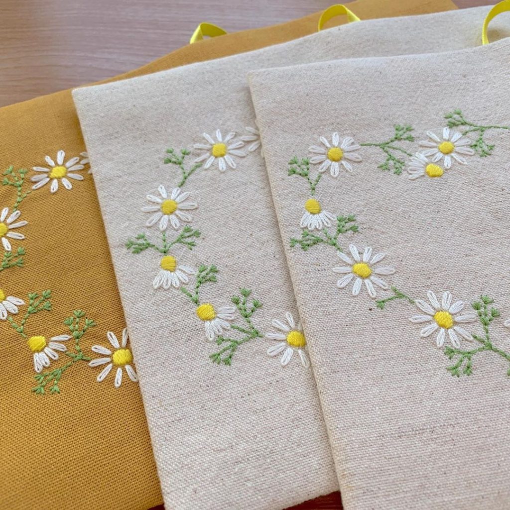 カモミール刺繍のブックカバー