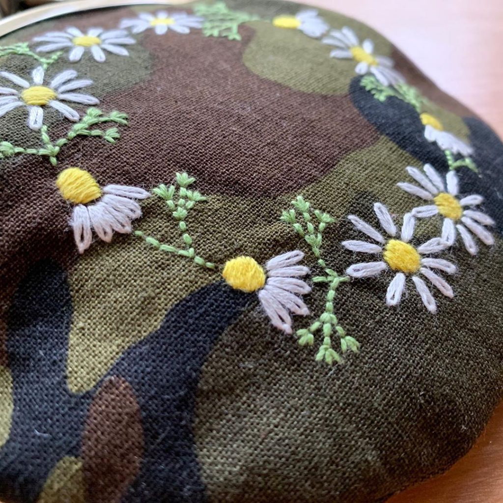 迷彩柄にカモミール刺繍