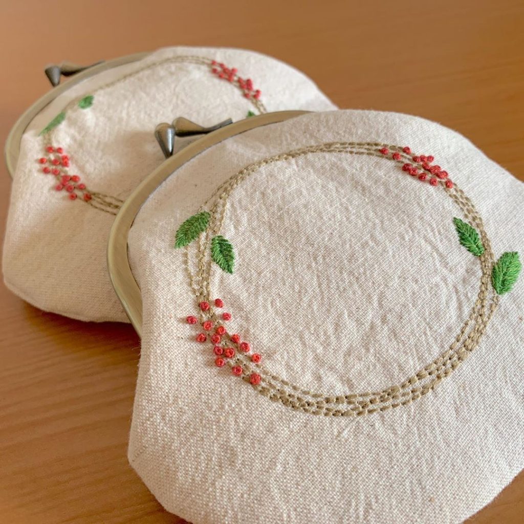 赤い木の実刺繍のがまぐちポーチ