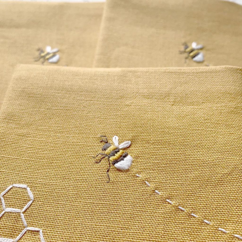 ミツバチ刺繍のブックカバー