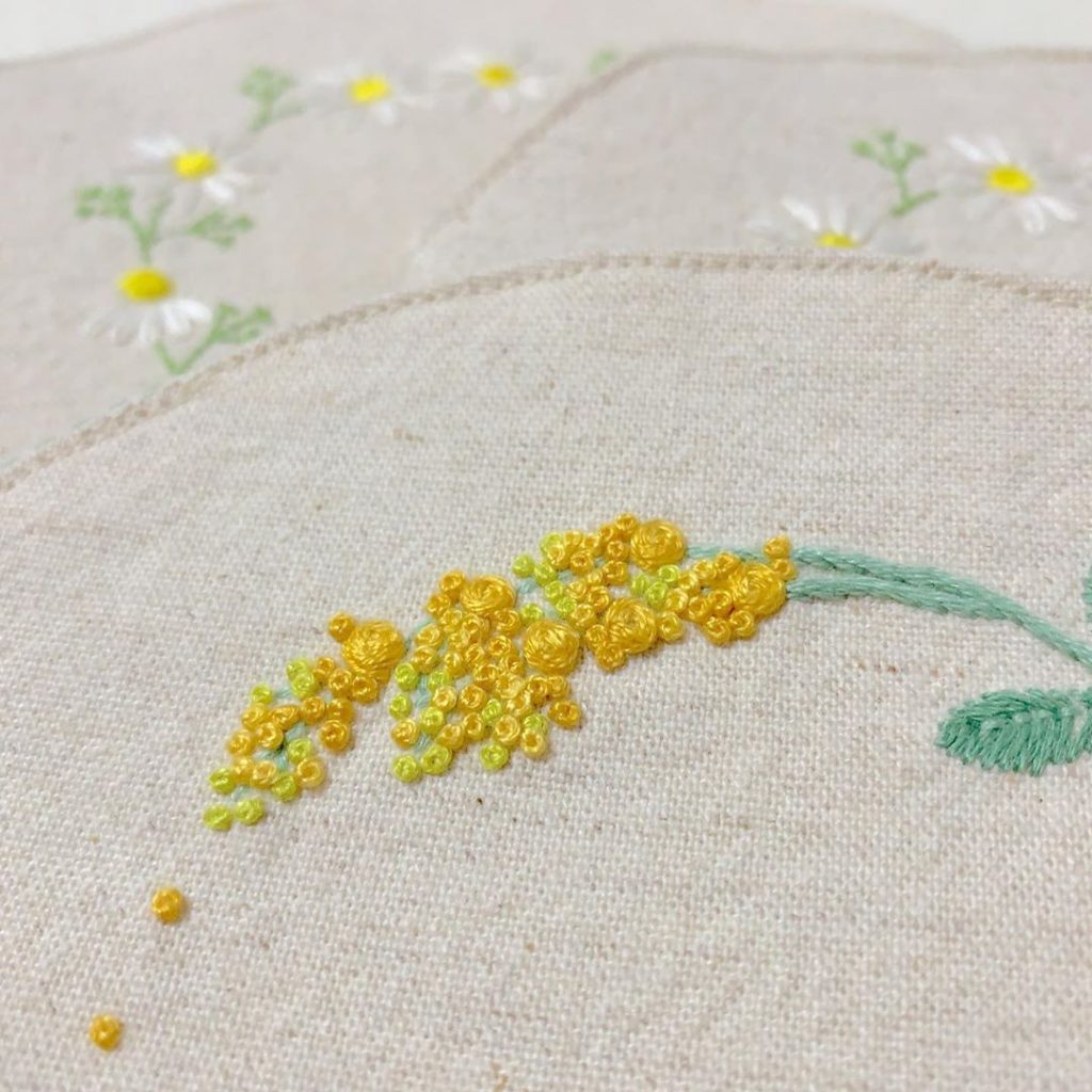 ミツバチ刺繍 の反対側