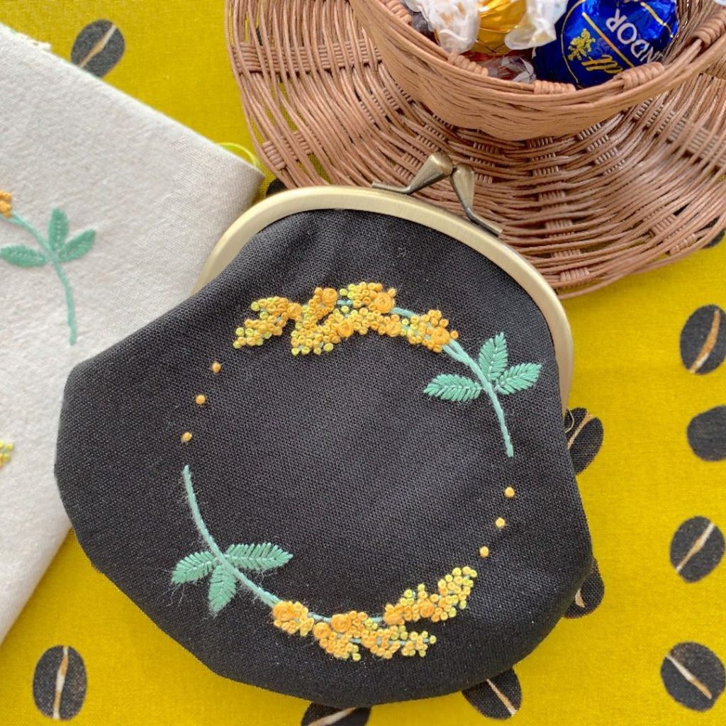 ミモザ刺繍のがまぐちポーチ