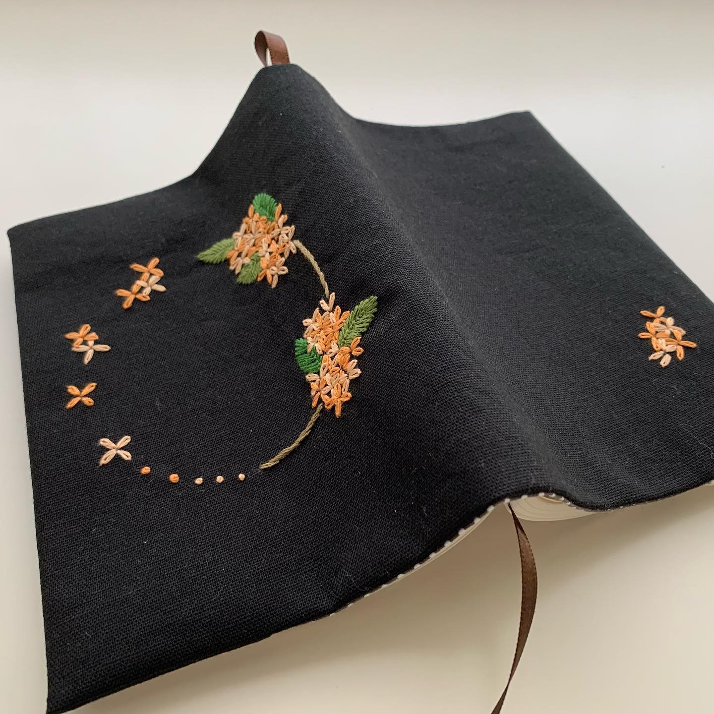 ホントは季節先取りでもっと夏のうちに刺したかった金木犀刺繍ですが、、、そんなに遅くもないかな？#読書の秋 #おうち時間 が少しでも楽しくなりますように。#minne にて近日販売予定#花のあるくらし#金木犀#kinmokusei #osmanthus #fragmentolive #桂花#丹桂#金桂#金木犀刺繍#金木犀刺繍のブックカバー#文庫本サイズ#花刺繍 #刺繍 #embroidery #手刺繍#handembroidery #handmade #手仕事#手作り#針仕事#needlework#tomoprix