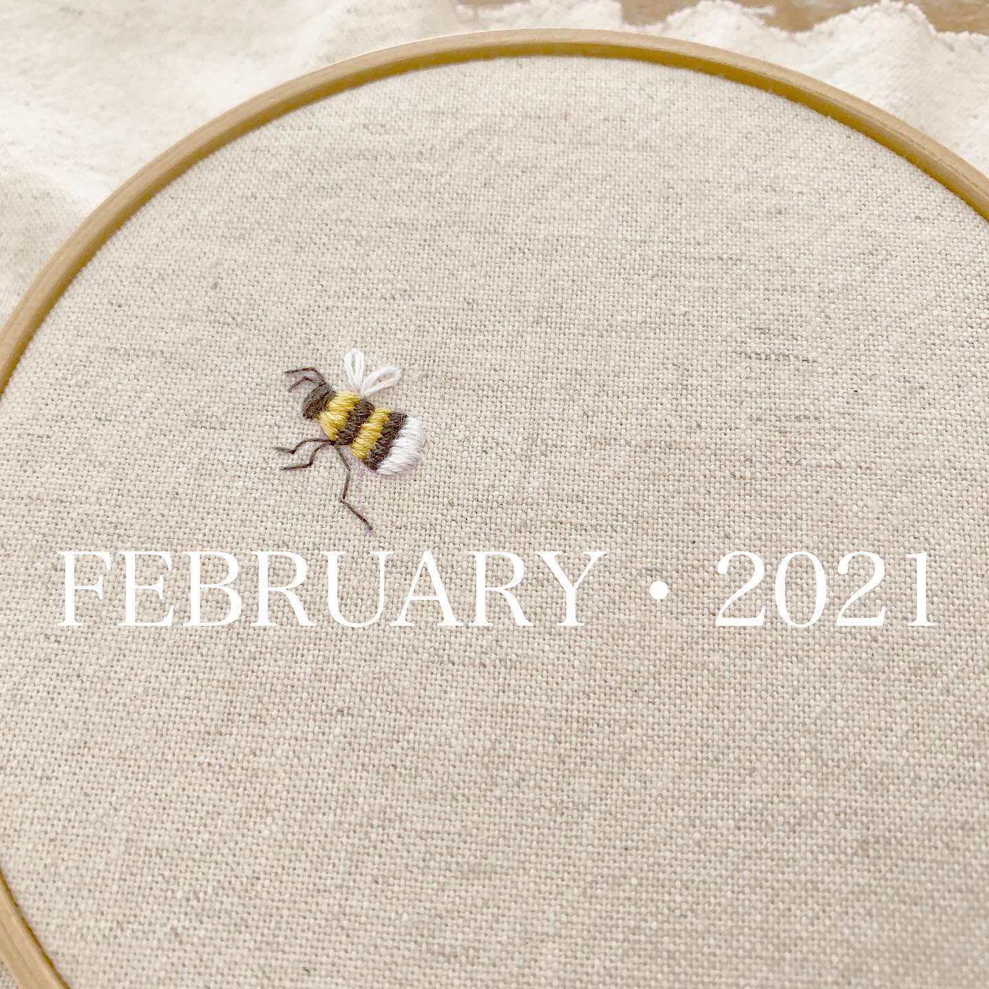 #FEBRUARY #2021#令和3年2月#ハチ刺繍#honeybee #ミツバチ #蜂 スピリチュアルな観点でも蜂の解釈や意味は「幸運の象徴」「繁栄の象徴」だったり縁起の良いものとして認識されているそうです。一方「注意深く行動しなさい」という意味もあるそうで、これは「注意深く行動する事で道が開ける」というメッセージなのだそうです。今の世の中にピッタリのメッセージだと思います。今月も注意深く感染予防して、道が開けるのを待ちましょう。