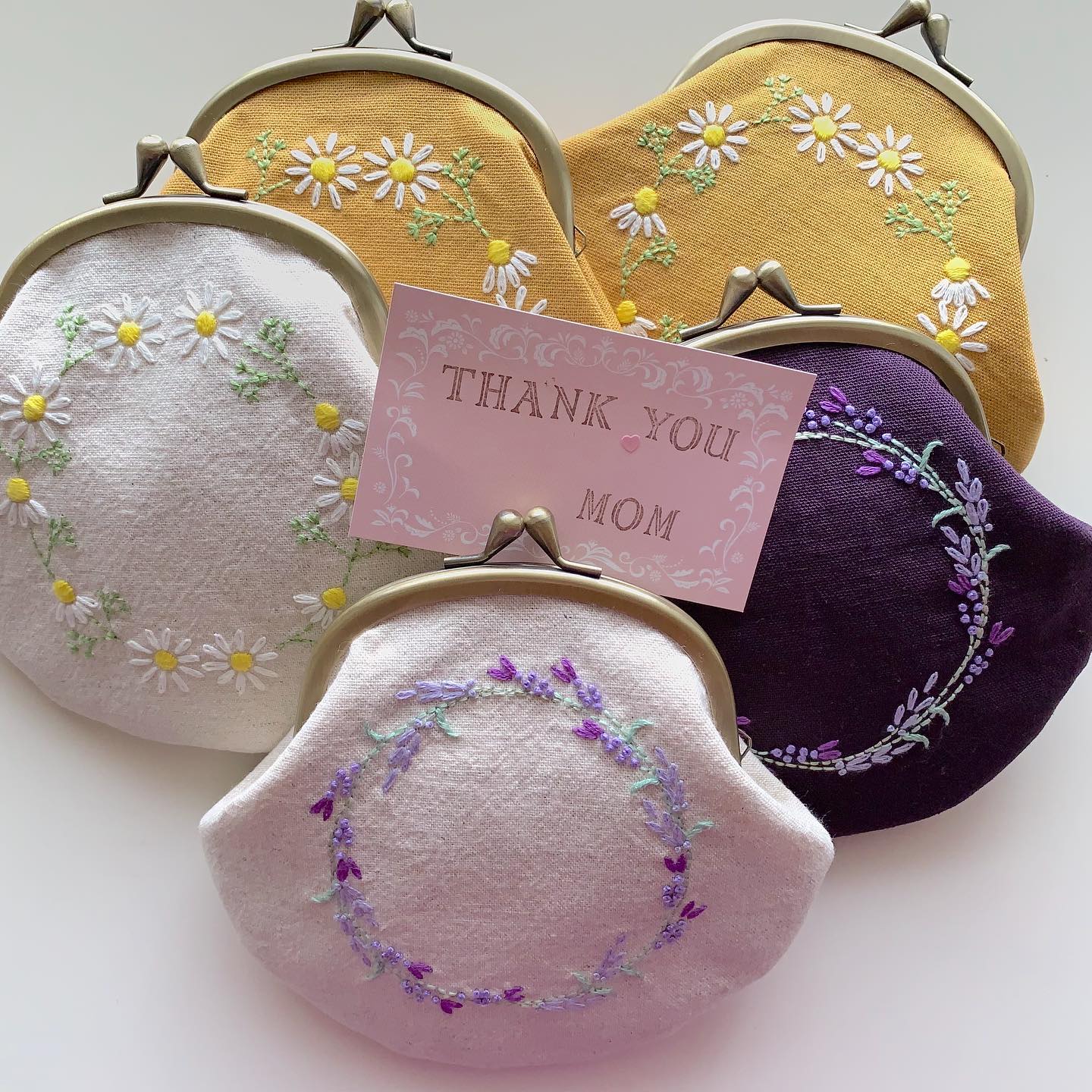 #カモミール刺繍 の#がまぐちポーチ #ラベンダー刺繍 のがま口ポーチ各色ご用意出来ました。後程minne galleryにアップします。#母の日のプレゼント に。プロフィールからminne に飛べます?#花言葉#逆境で生まれる力#逆境に耐える#蜂#ハチ##bee #honeybee #カモミール刺繍 #花刺繍 #刺繍 #embroidery #手刺繍#handembroidery #handmade #手仕事#手作り#針仕事#needlework#カモミール#カミツレ#chamomile #ラベンダー#lavender#はなのある暮らし #tomoprix#minne