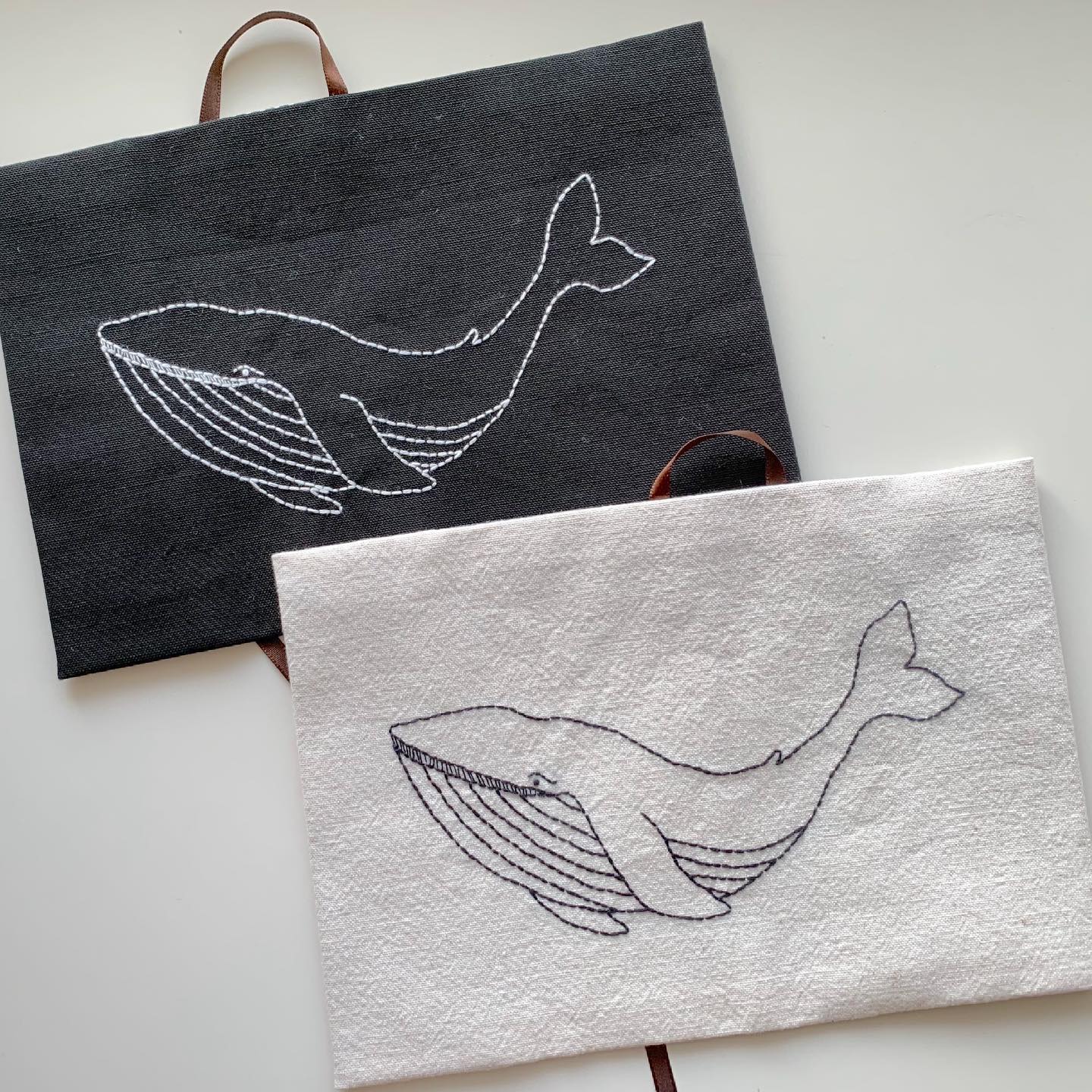 以前も販売しておりました、#クジラ?#刺繍のブックカバー 久しぶりに出品しました。海外旅行は勿論、県境をまたぐ外出もままならない昨今、遠くの海に想いを馳せて#クジラ の刺繍を刺しました。まだまだ続くステイホームの読書のお供に。父の日の贈り物に。ご興味のある方はminneのtomoprixgallery を覗いてみてください。プロフィール欄からminneに飛べます。 #お家時間 が楽しい時間になりますように。#クジラ#鯨#文具女子#文具男子#父の日ギフト #父の日#文庫本サイズ #新書サイズ #読書#読書好き#刺繍 #embroidery #手刺繍#handembroidery #handmade #手仕事#手作り#針仕事#needlework#ブックカバー #bookjacket#minne#tomoprix