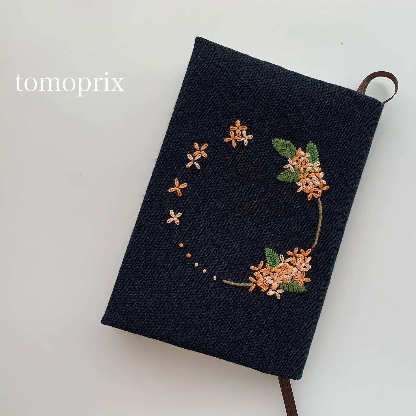 金木犀刺繍のブックカバー先日アップしたものはおかげさまでお嫁に行きました。ありがとうございます本日もほんの少しですが再販スタート致しました。気になる方はプロフィール欄よりminneに飛べます。@tomoprix_k#読書の秋 #おうち時間 が少しでも楽しくなりますように。#minneで販売中 #花のあるくらし#金木犀#kinmokusei #osmanthus #fragmentolive #桂花#丹桂#金桂#金木犀刺繍#金木犀刺繍のブックカバー#文庫本サイズ#読書好き#読書#花刺繍 #刺繍 #embroidery #手刺繍#handembroidery #handmade #手仕事#手作り#針仕事#needlework#tomoprix