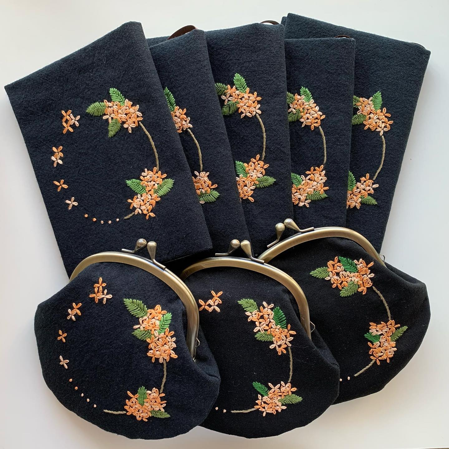 #キンモクセイ刺繍のブックカバー と#キンモクセイ刺繍のがま口ポーチ#minne にて販売しております。本日より3日間日替わりで3時間限定のお買い物クーポンプレゼントですって。21:00〜23:59 この機会に是非お買い物されては。本日より新書サイズ も少量ですが販売します。#読書の秋 #食欲の秋#おうち時間 が少しでも楽しくなりますように。#minne にて販売中　プロフィール欄からミンネに飛べます️ @tomoprix_k #花のあるくらし#金木犀#kinmokusei #osmanthus #fragmentolive #桂花#丹桂#金桂#金木犀刺繍#金木犀刺繍のブックカバー　近日再販#文庫本サイズ#新書サイズ#花刺繍 #刺繍 #embroidery #手刺繍#handembroidery #handmade #手仕事#手作り#針仕事#needlework#tomoprix